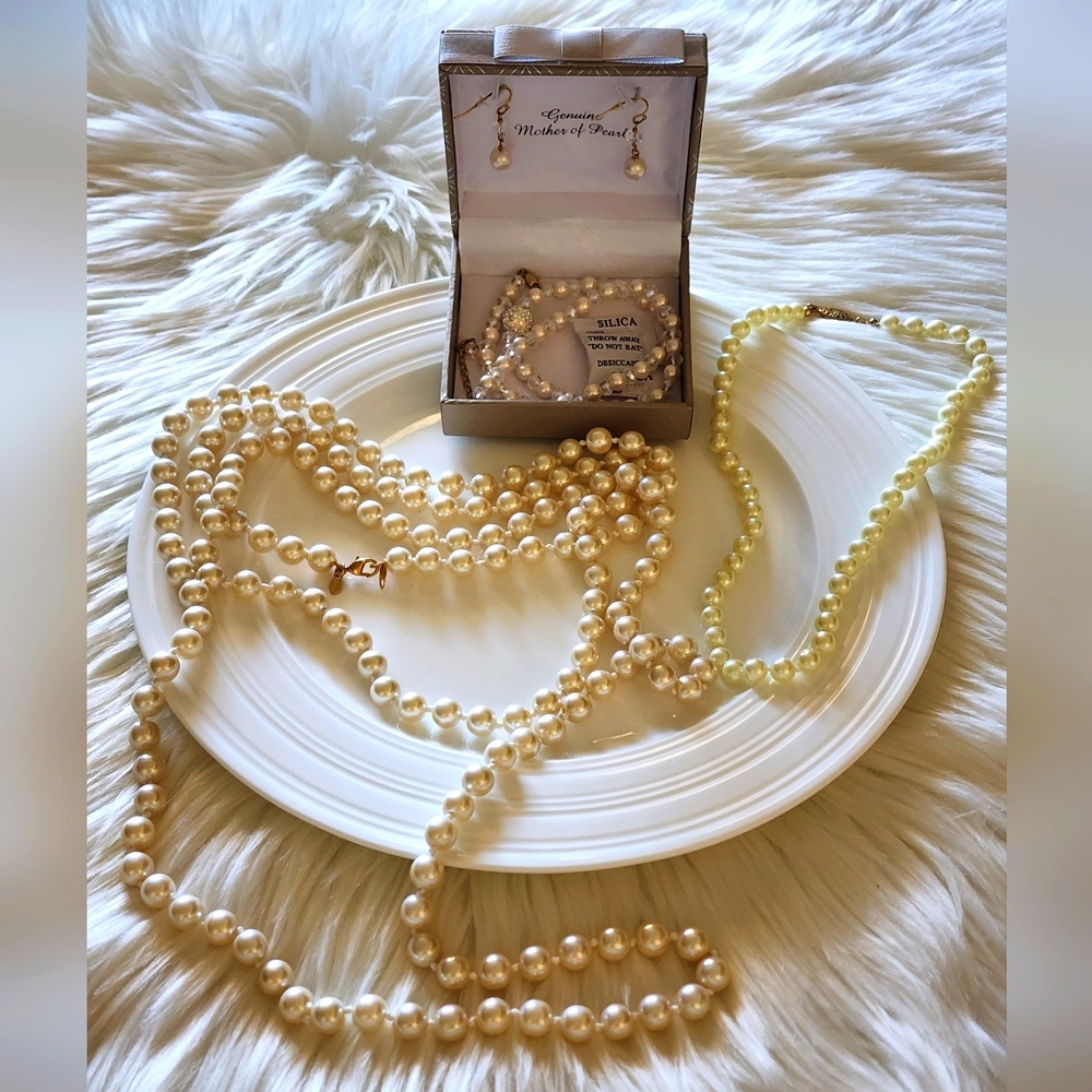 Monet & Avon Faux Pearl necklace Off-White Signed